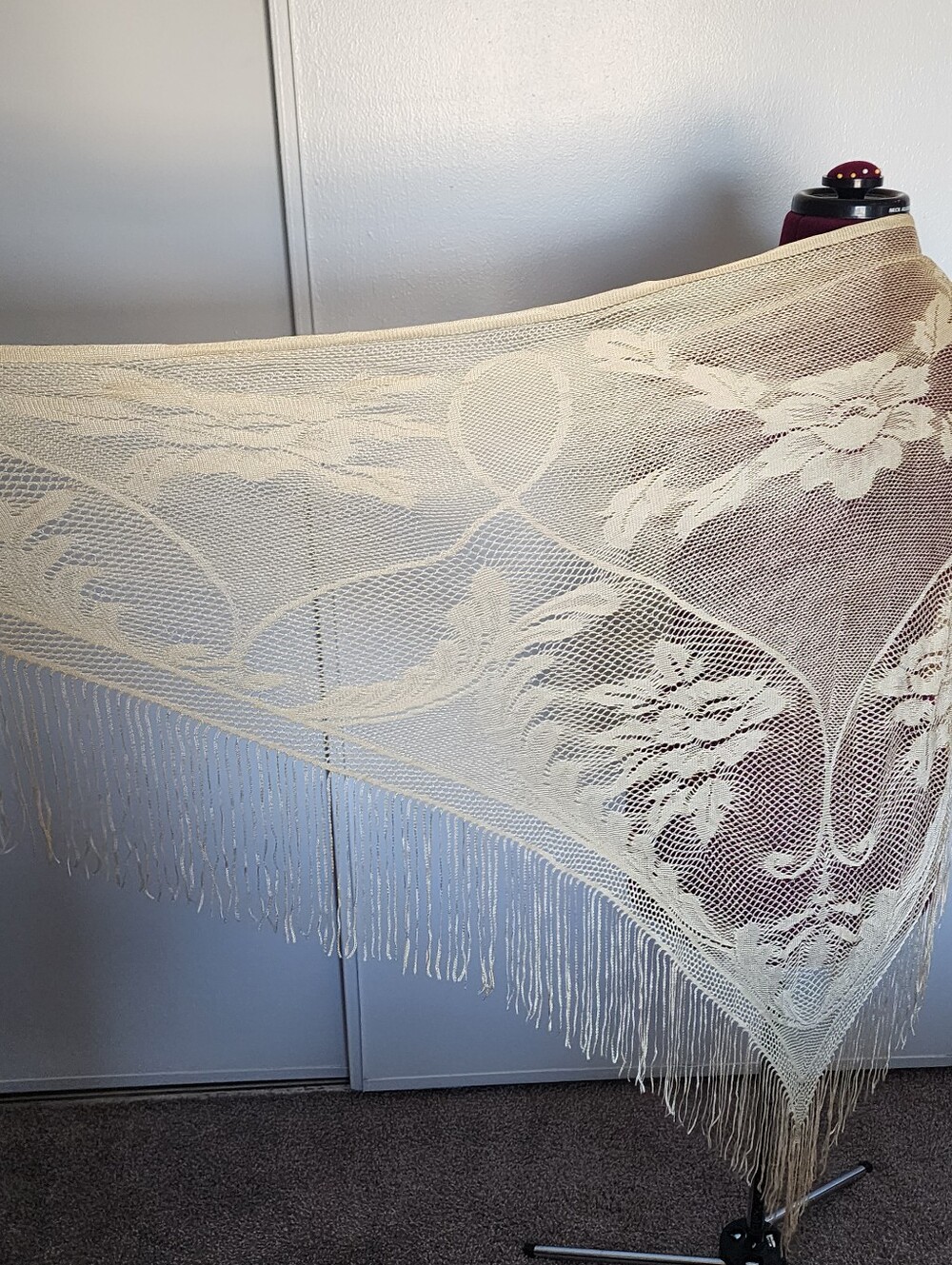 Vintage 1970s Cream Floral Lace Piano Shawl Tassel Fringe Boho Bridal Wrap 44×36